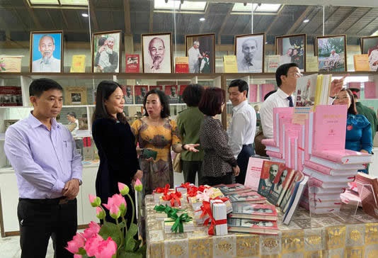Nhiều sách có ý nghĩa về Bác được giới thiệu tại "Tủ sách Hồ Chí Minh".