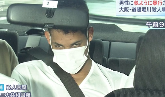 Alberto bị cảnh sát Osaka áp giải hôm 7-8-2021. Ảnh: MBS News