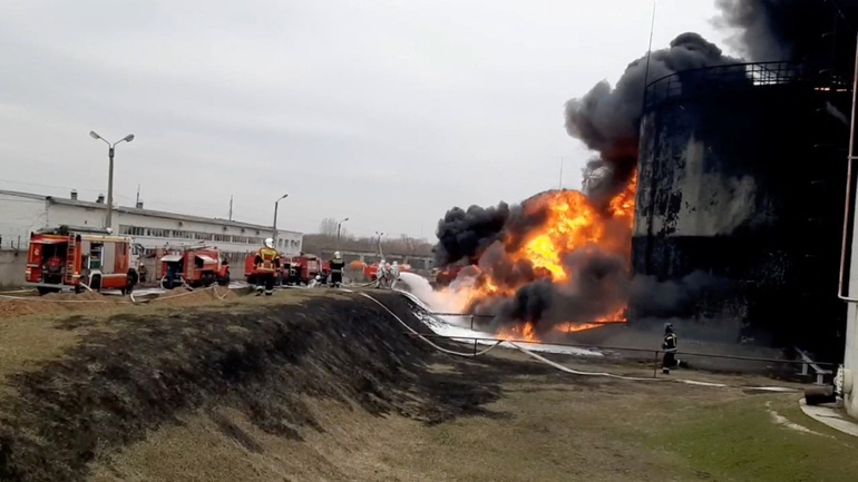 Một kho nhiên liệu của Nga ở vùng Belgorod giáp biên giới Ukraine bốc cháy hồi đầu tháng 4. Ảnh: TASS