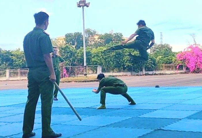 Các "bông hồng" vận động viên Công an tỉnh Quảng Nam đội nắng say sưa luyện tập.