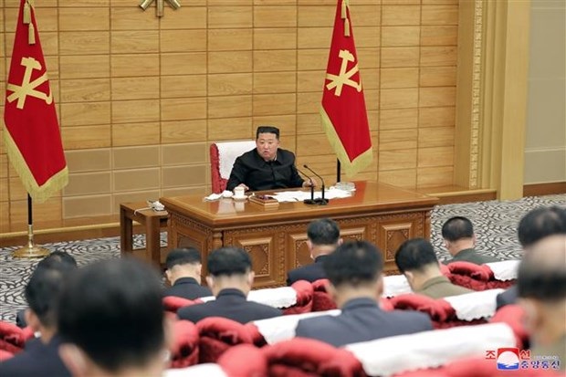 Nhà lãnh đạo Triều Tiên Kim Jong-Un chủ trì cuộc họp Bộ chính trị về các biện pháp phòng chống dịch COVID-19, tại Bình Nhưỡng, ngày 15-5. Ảnh: Yonhap