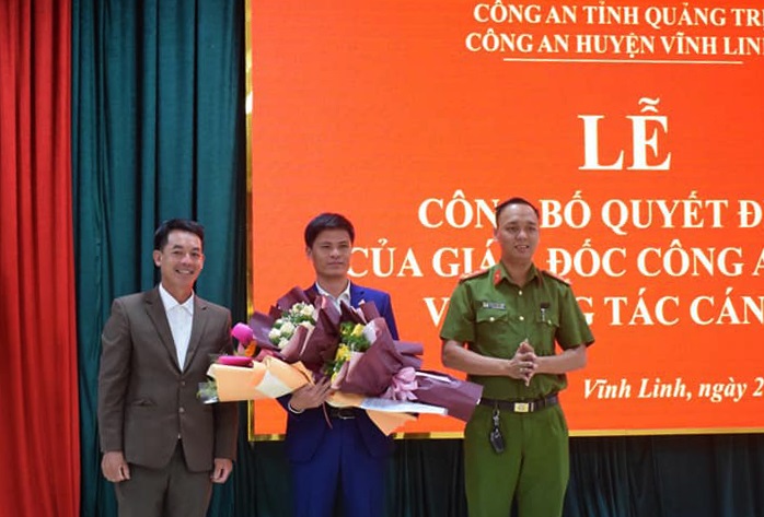 Đại úy Hoàng Ngọc Minh - Trưởng CAX Vĩnh Thái chúc mừng đồng chí Nguyễn Ngọc Hải (đứng giữa) được tuyển dụng vào ngành Công an.