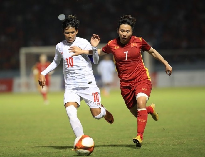 Đội tuyển nữ Việt Nam (phải) đã sẵn sàng cho trận chung kết với đội tuyển nữ Thái Lan.