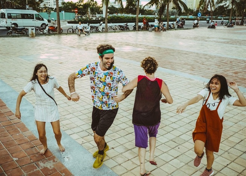 Cộng đồng Dork Dancing Danang hào hứng nhảy bên bãi biển Đà Nẵng.
