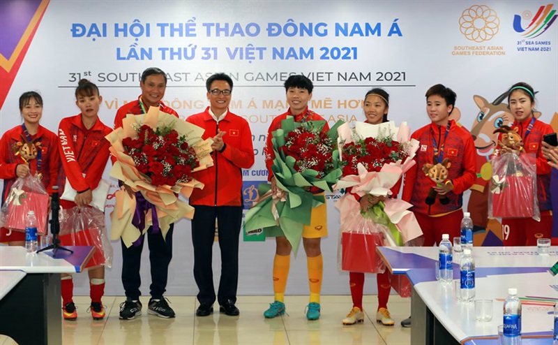 Phó Thủ tướng Vũ Đức Đam chúc mừng thành tích của đội tuyển nữ Việt Nam.
