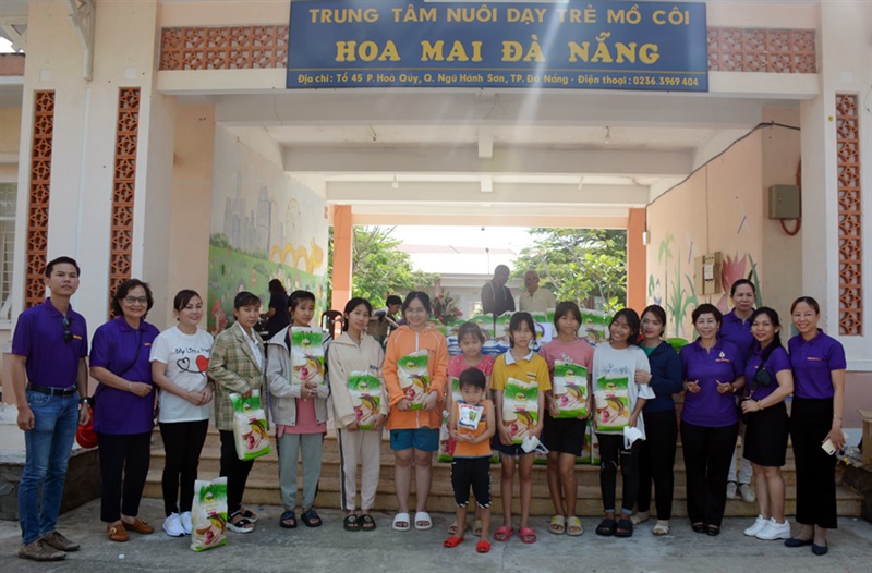 Cán bộ Trung tâm Nuôi dạy trẻ mồ côi Hoa Mai bồi dưỡng kiến thức cho các em ngoài giờ đến trường.