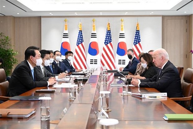 Tổng thống Hàn Quốc Yoon Suk-yeol (trái) trong cuộc hội đàm với người đồng cấp Mỹ Joe Biden (phải) đang trong chuyến thăm Seoul, ngày 21-5. Ảnh: AFP