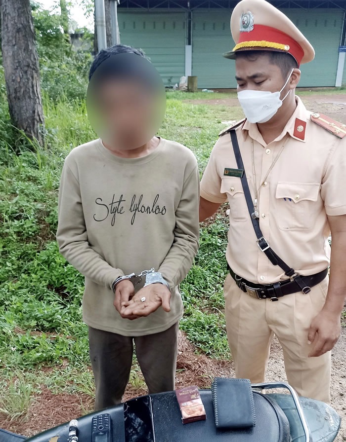 Lực lượng CSGT Công an huyện Đắk Glong bắt giữ vụ tàng trữ trái phép chất ma túy ngày 19/5/2022.