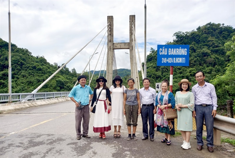 Đoàn sáng tác Hội Nhà văn TP Đà Nẵng trong chuyến đi thực tế sáng tác và giao lưu văn học tại Quảng Trị.
