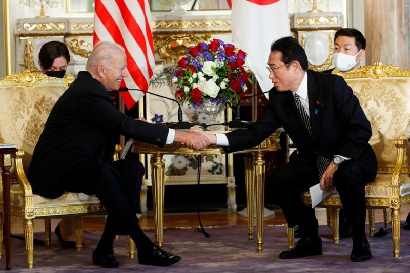 Tổng thống Mỹ Joe Biden và Thủ tướng Nhật Bản Kishida Fumio bắt tay trong cuộc hội đàm tại Cung điện Akasaka ở Tokyo, ngày 23-5.