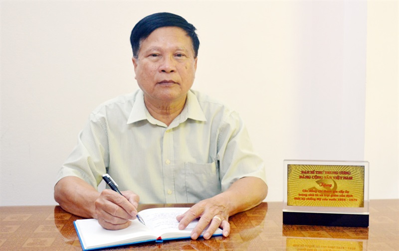 Ông Sơn và biểu trưng lưu niệm Hội nghị gặp mặt các đồng chí tham gia cấp ủy trong nhà tù và trại giam của địch thời kỳ chống Mỹ cứu nước, do Ban Bí thư Trung ương tổ chức vào tháng 12-2014.