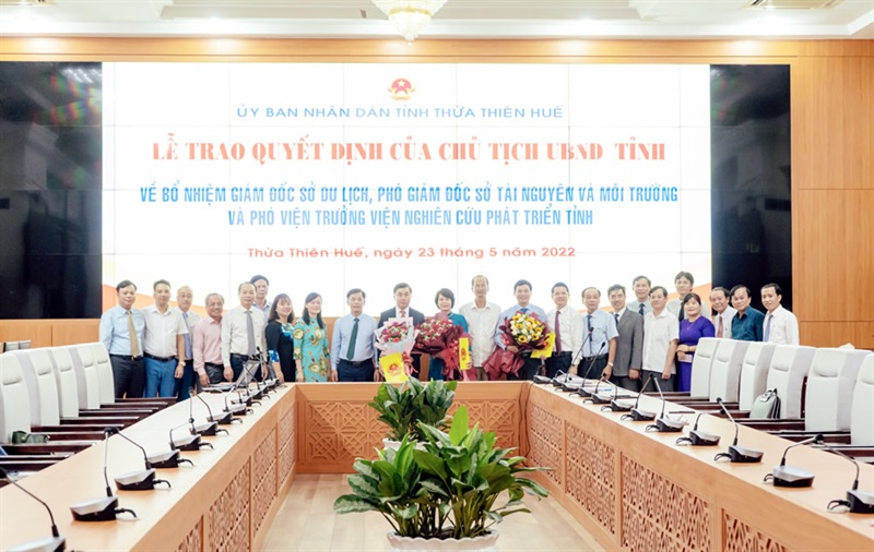 Lãnh đạo tỉnh Thừa Thiên - Huế tặng hoa chúc mừng lãnh đạo chủ chốt các sở, ngành được bổ nhiệm.