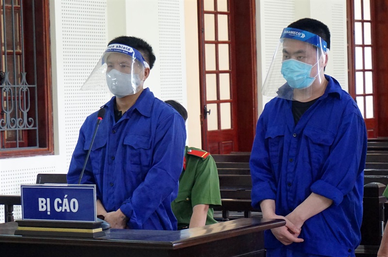 Giàng Seo Hòa đoàn tụ với vợ con tại tòa trong nước mắt.