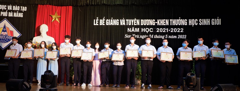 Bà Lê Thị Bích Thuận- Giám đốc Sở GD-ĐT TP trao bằng khen của Bộ GD-ĐT cùng phần thưởng cho các HS trường THPT chuyên Lê Quý Đôn đạt giải cao tại kỳ thi chọn HSG cấp quốc gia.