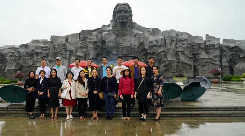 Các địa phương khảo sát du lịch tại Quẩn thể Tượng đài Mẹ Việt Nam Anh hùng (TP Tam Kỳ).