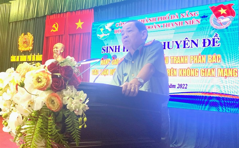 Thượng tá Nguyễn Hưng Lợi, Phó trưởng phòng An ninh chính trị nội bộ CATP Đà Nẵng, báo cáo viên tại buổi sinh hoạt chuyên đề.