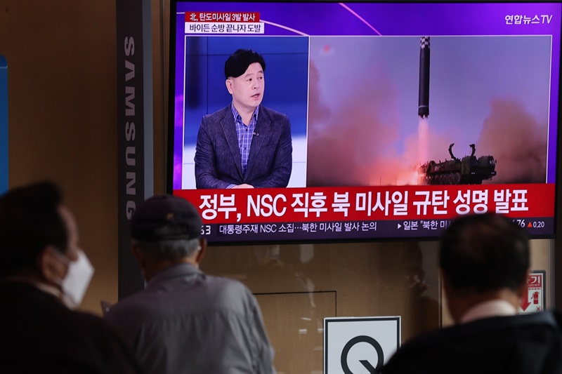 Người dân theo dõi vụ phóng thử tên lửa của Triều Tiên qua màn hình ti-vi ở nhà ga Seoul, Hàn Quốc ngày 25-5.