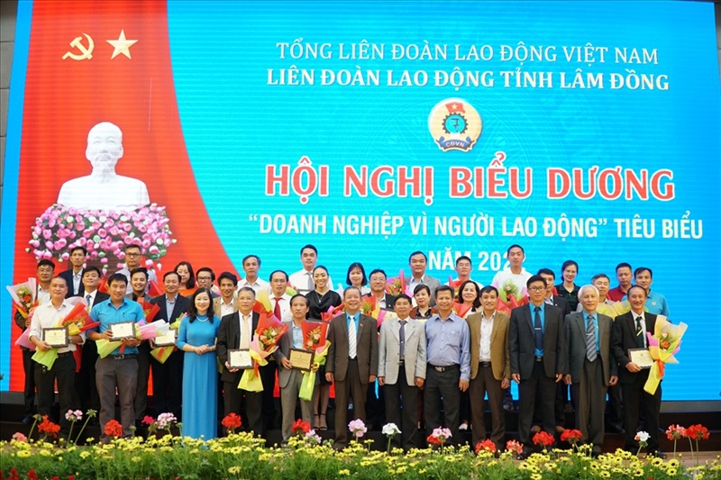 UBND tỉnh Lâm Đồng trao thưởng cho doanh nghiệp tiêu biểu, thực hiện tốt chế độ, chính sách đối với người lao động.