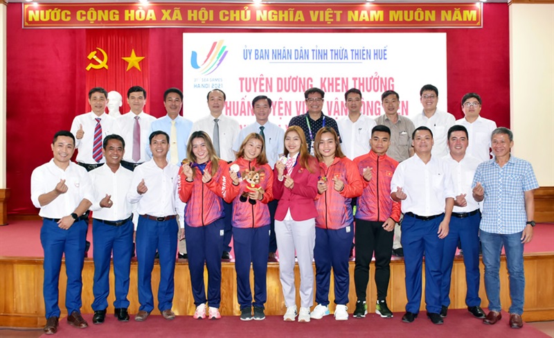 Lãnh đạo tỉnh Thừa Thiên - Huế và các sở ngành chụp ảnh lưu niệm với các HLV và VĐV.