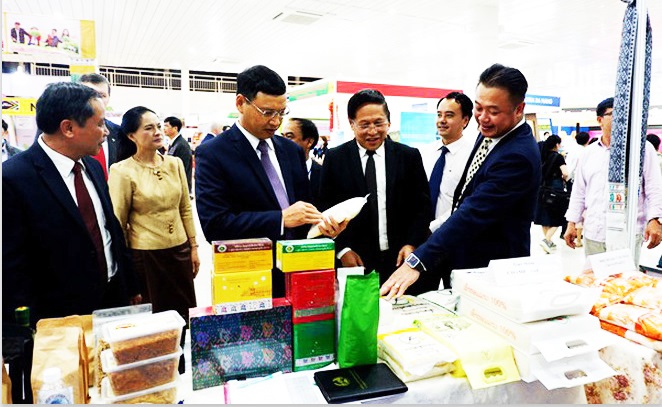 Lãnh đạo Bộ Công Thương và UBND TP Đà Nẵng tham quan 1 gian hàng tại Hội chợ EWEC - Đà Nẵng năm 2020.