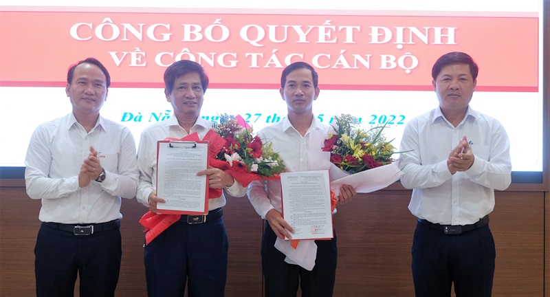 Ông Lương Nguyễn Minh Triết và ông Nguyễn Đình Vĩnh, Ủy viên BTV Thành ủy, Trưởng ban tổ chức Thành ủy
trao quyết định và tặng hoa cho ông Trần Văn Hấn và ông Nguyễn Xuân Tiến.