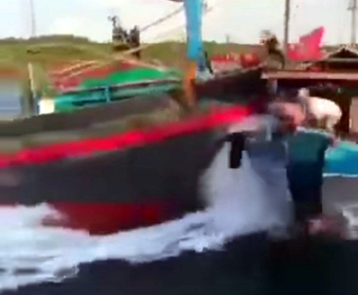 Thời điểm tàu cá Quảng Nam đâm vào tàu thu mua hải sản Quảng Trị - Ảnh cắt từ clip