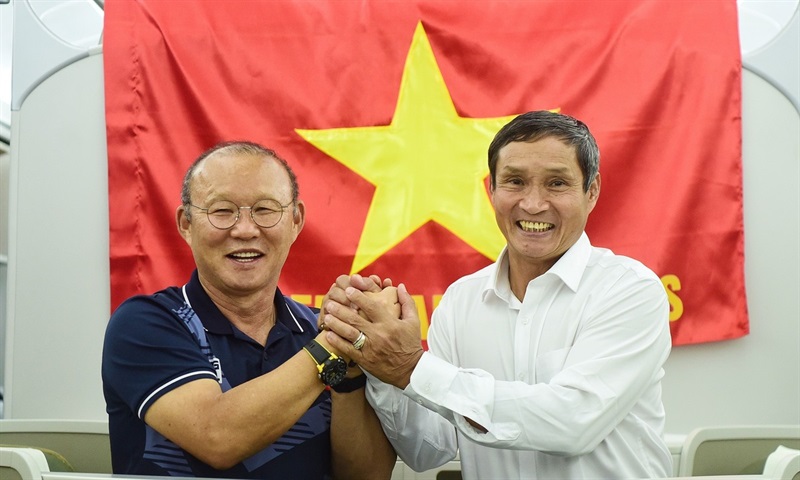 HLV Mai Đức Chung và HLV Park Hang-seo là “thần tài” của bóng đá Việt Nam.