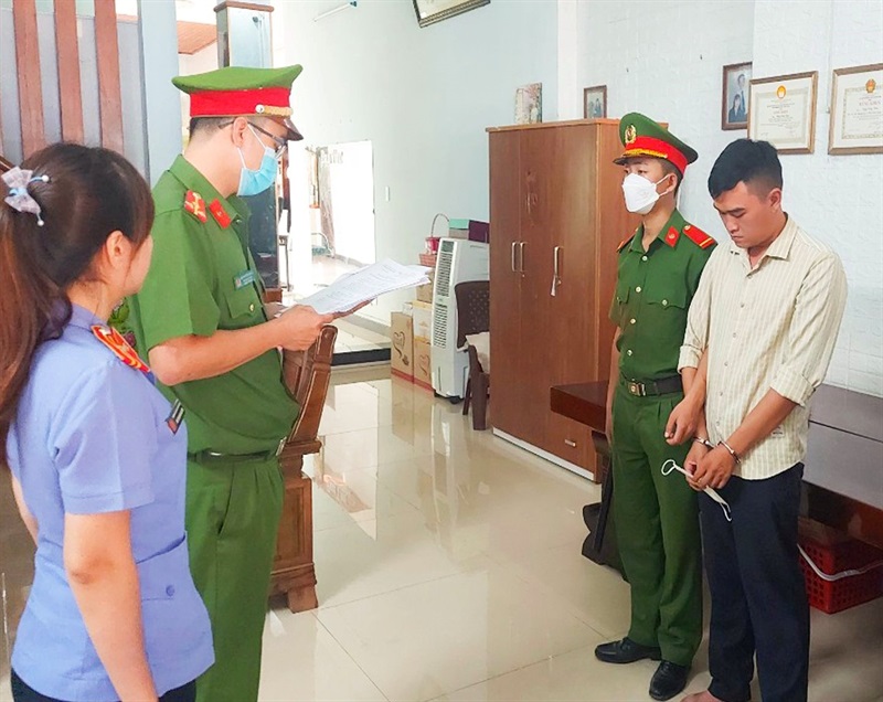 Công an huyện Thăng Bình thực hiện lệnh bắt giam bị can Bình.
