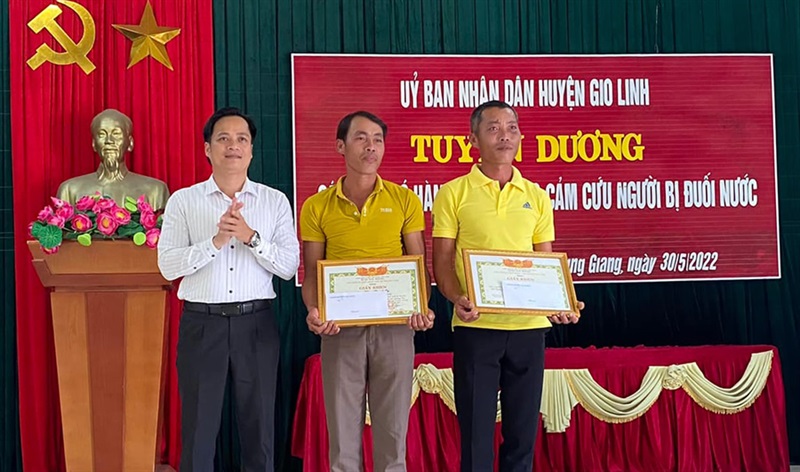 Lãnh đạo UBND H. Gio Linh khen thưởng anh Tuấn và anh Tú.