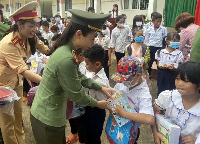 Đội CSGT-TT Công an huyện Krông Nô trao tặng quà cho các em học sinh có hoàn cảnh khó khăn