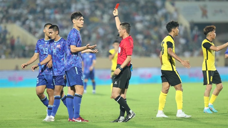 Thẻ đỏ của Jonathan Khemdee ở phút 42 không phải là nguyên nhân duy nhất khiến U23 Thái Lan thất thủ trước U23 Malaysia.