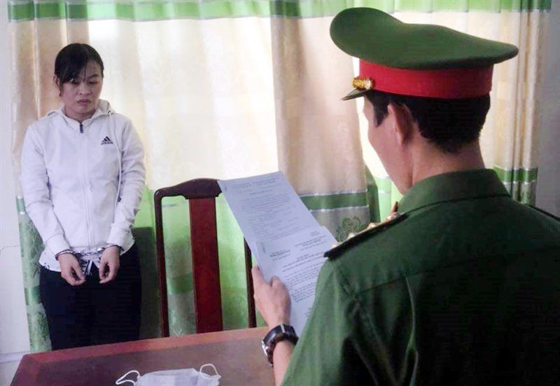 Cơ quan điều tra đọc lệnh bắt bị can Lương Thị Hồng Châu.