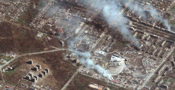 Hình ảnh vệ tinh do Maxar Technologies công bố hồi tháng 4 cho thấy các tòa nhà bốc cháy ở phía đông Mariupol, Ukraine. Ảnh: AFP