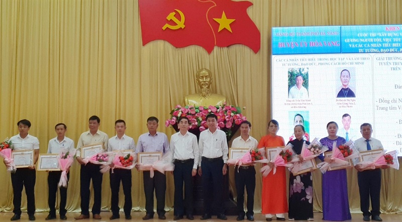 Huyện ủy Hòa Vang trao giải cuộc thi “Xây dựng video clip tuyên truyền gương người tốt, việc tốt” trên địa bàn huyện.