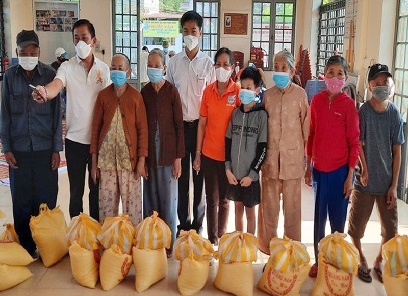 CLB Liên thế hệ tự giúp nhau thôn Dương Sơn (xã Hòa Châu) tặng quà cho hội viên khó khăn nhân dịp đón Tết Nhâm Dần 2022.