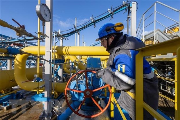 Công nhân vận hành đường ống dẫn khí đốt của Nga. Ảnh: Bloomberg
