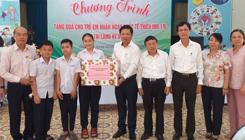 Phó Bí thư Thường trực Thành ủy Lương Nguyễn Minh Triết trao quà cho các em ở Làng Hy Vọng