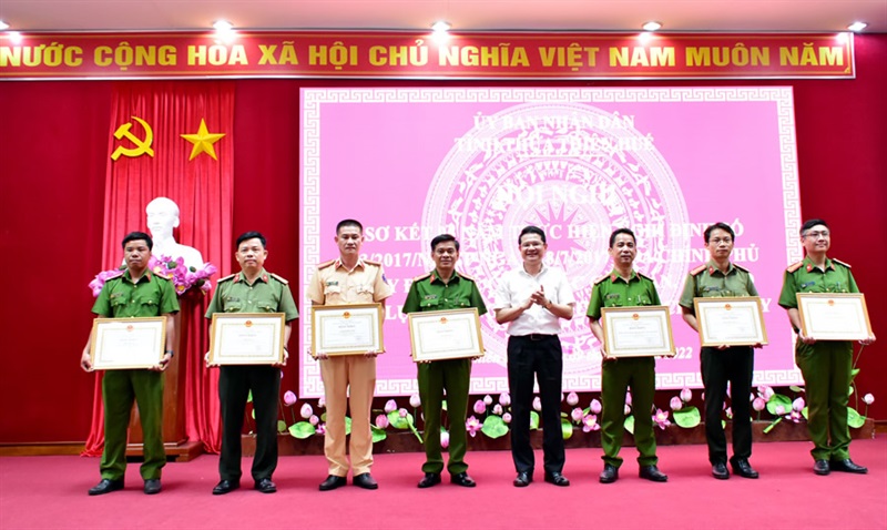 Lãnh đạo UBND tỉnh Thừa Thiên - Huế trao Bằng khen cho tập thể, cá nhân.