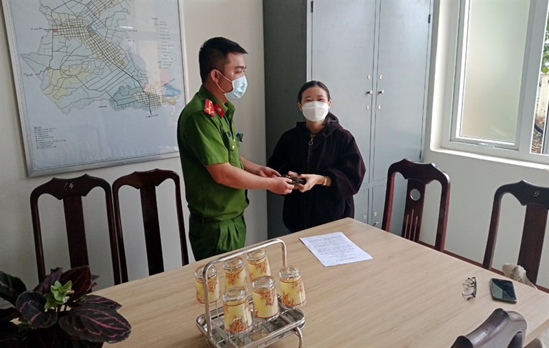 Thiếu tá Nguyễn Ngọc Ánh và Trung úy Phan Duy Khánh hiến máu hiếm giúp anh Nông Văn Hội.