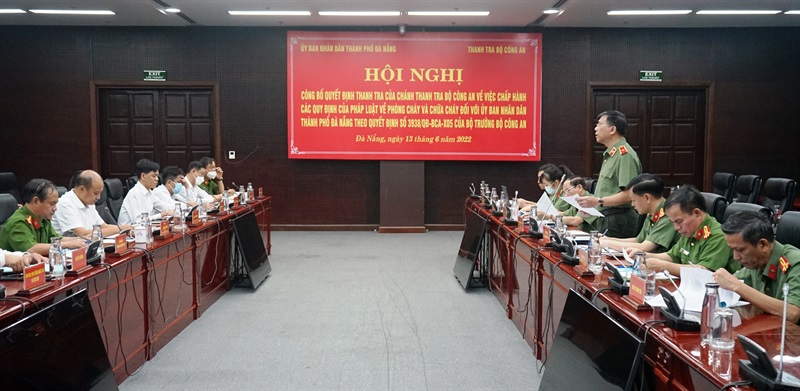 Đoàn thanh tra Bộ Công an công bố Quyết định thanh tra về PCCC tại Đà Nẵng.