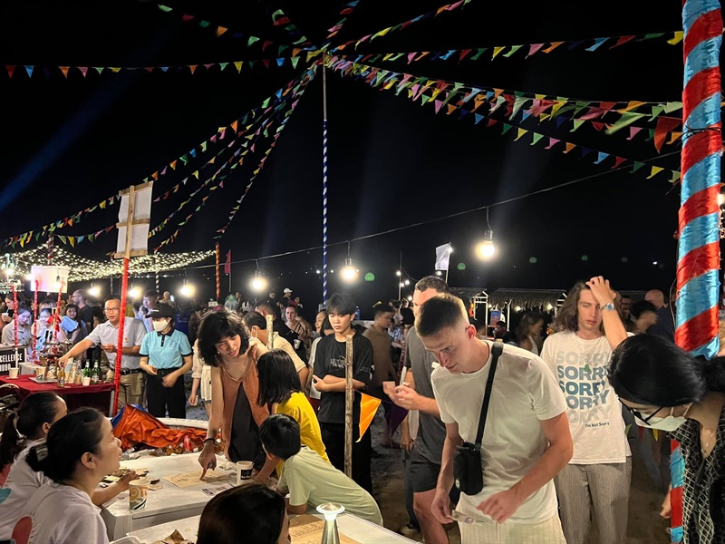 Đông đảo du khách tham gia lễ hội ẩm thực tại bãi biển An Bàng.
