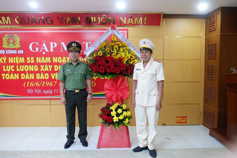 Thiếu tướng Vũ Xuân Viên trao tặng hoa cho lực lượng xây dựng phong trào TDBVANTQ.