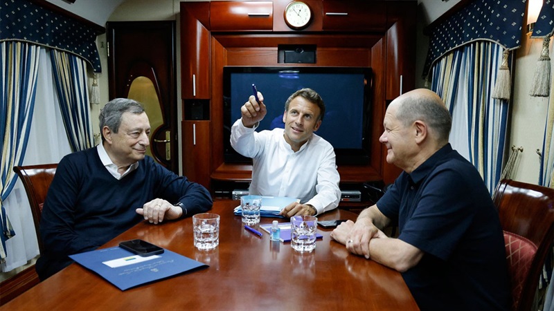 Từ trái qua phải: Thủ tướng Italia Mario Draghi, Tổng thống Pháp Emmanuel Macron, Thủ tướng Đức Olaf Scholz trên chuyến tàu đến Ukraine ngày 16-6. Ảnh: AFP