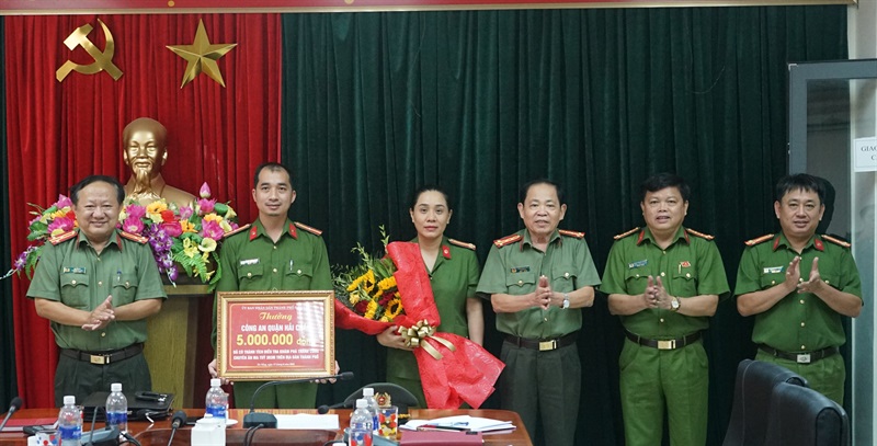 Đại tá Trần Đình Liên biểu dương thành tích xuất sắc của CAQ Hải Châu.