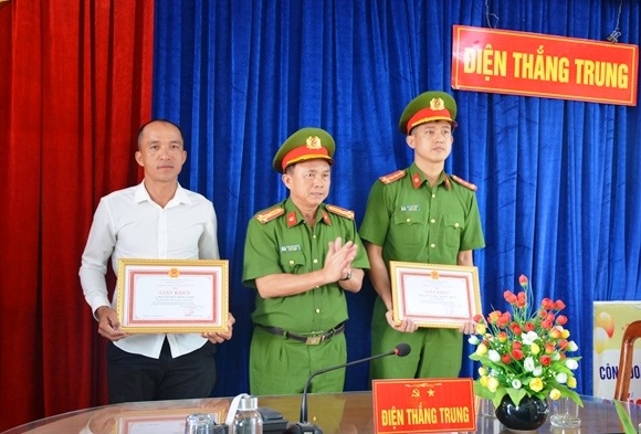 Thượng tá Trần Công Tiết trao Giấy khen cho Công an xã Điện Thắng Trung và công dân Nguyễn Hữu Hồng Vinh.