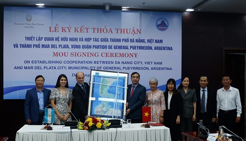 Ông Lê Trung Chinh trao tặng quà lưu niệm của thành phố Đà Nẵng.