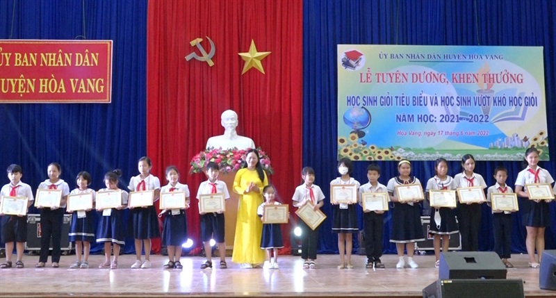 UBND H. Hòa Vang khen thưởng các học sinh giỏi tiêu biểu năm học 2021-2022.