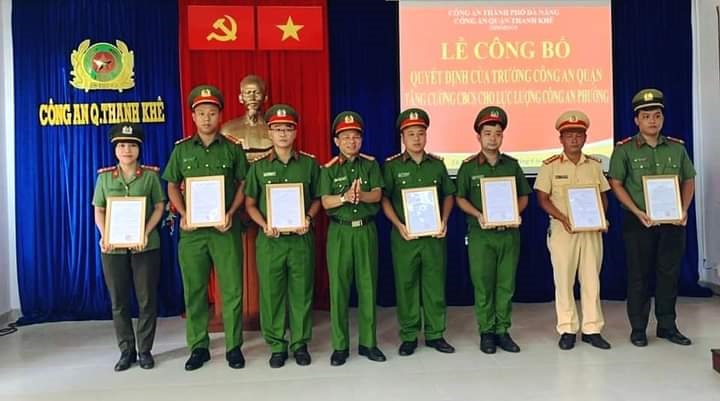 Thượng tá Nguyễn Văn Thanh, Phó Trưởng CAQ Thanh Khê trao quyết định cho các cán bộ tăng cường