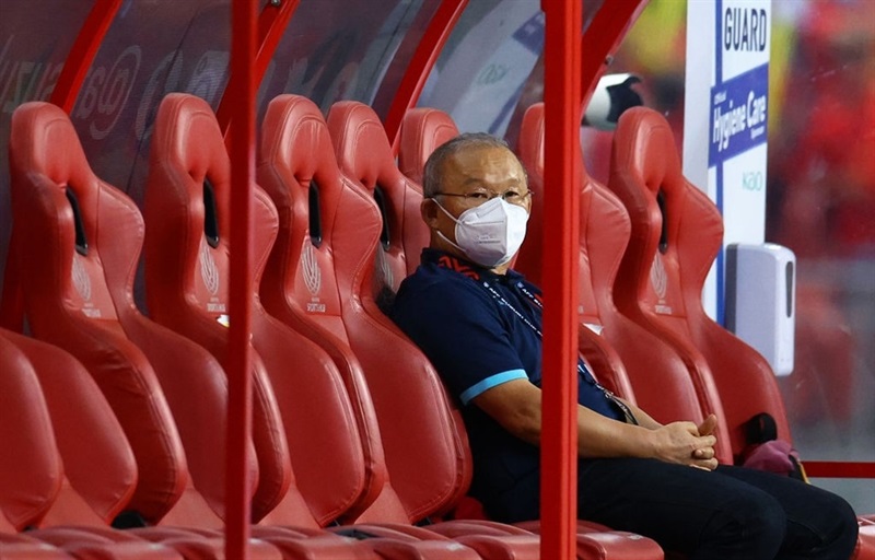 Huấn luyện viên Park Hang-seo thẫn thờ sau khi đội tuyển Việt Nam thua 0-2 trước Thái Lan tại AFF Cup 2020.