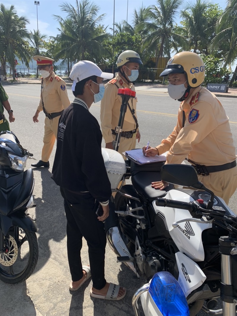 Ngày 20-6, Công an quận Sơn Trà, TP Đà Nẵng tổ chức ra quân triển khai cao điểm kiểm tra, xử lý các hành vi vi phạm về Trật tự an toàn giao thông trên địa bàn. Ảnh: VIỆT THÀNH